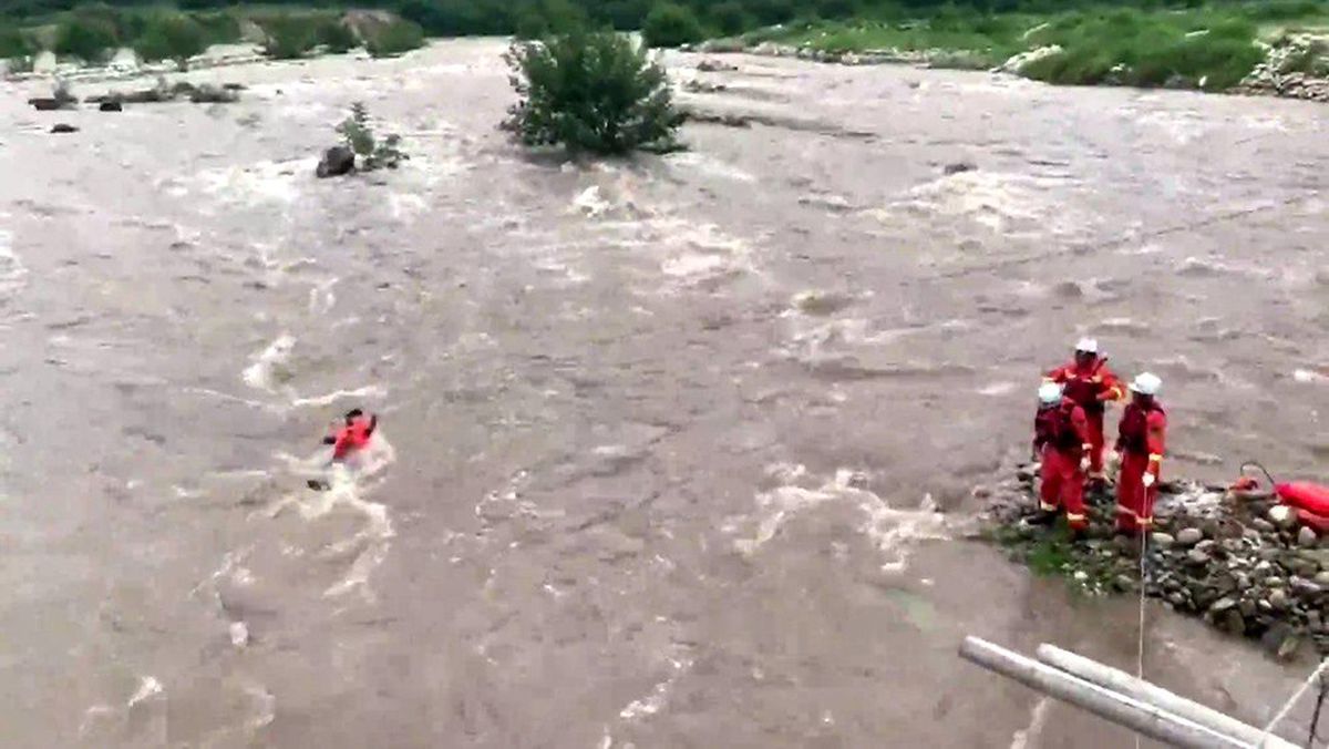Nehirde mahsur kalan köylüleri itfaiye halatla kurtardı