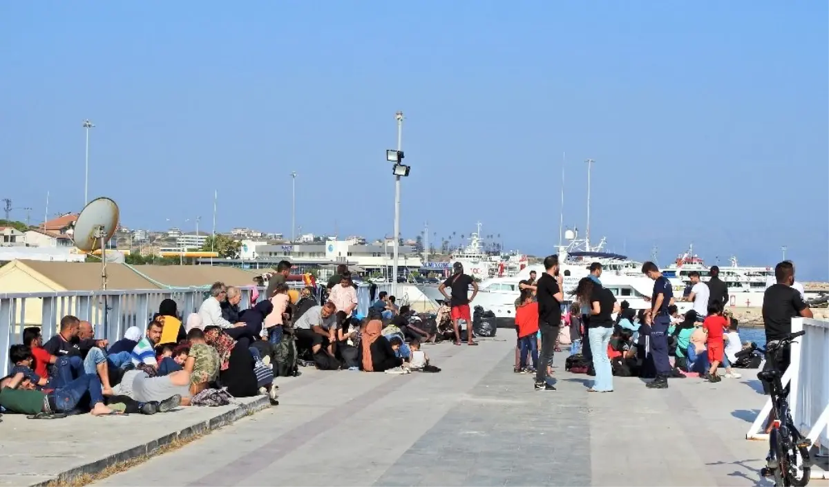 Ölüme yolculuktaki 5 şişme botta 180 göçmen yakalandı