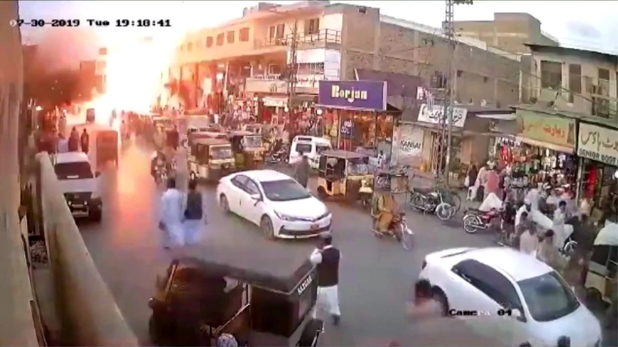 Pakistan\'daki patlama güvenlik kamerasında