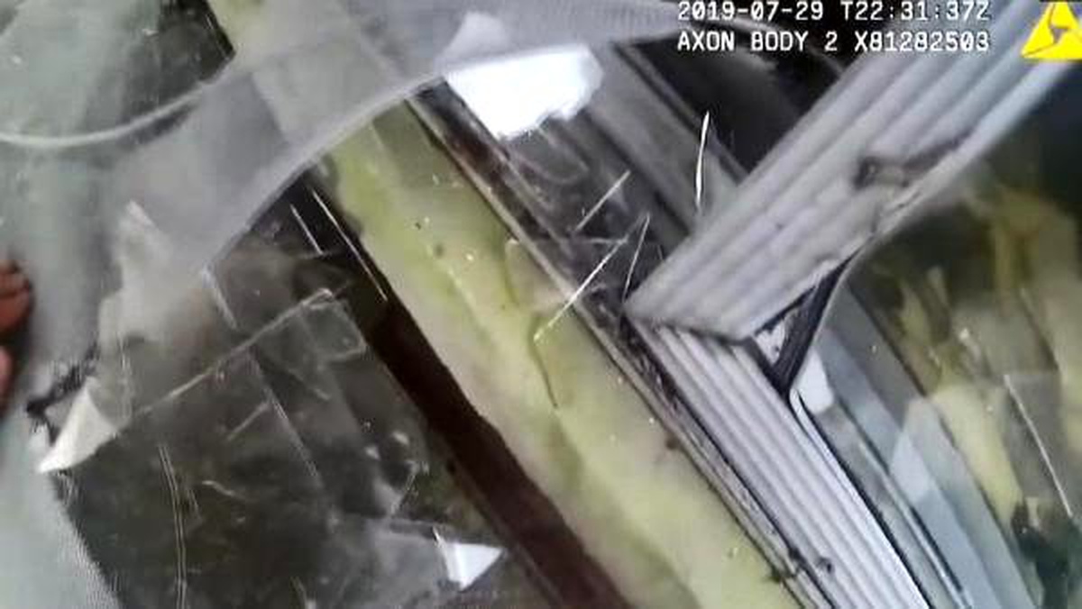 Polis, yanan eve girerek yaşlı kadını kurtardı