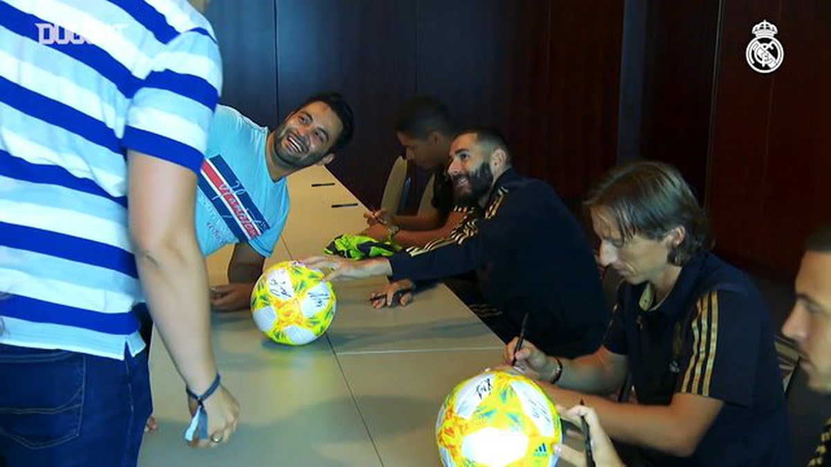 Real Madrid Oyuncuları Münih\'te Hayranlarla Tanışıyor