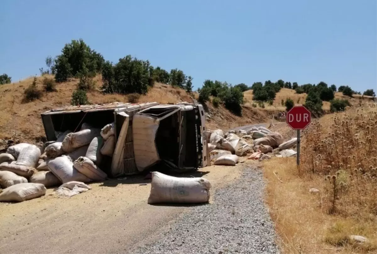 Saman yüklü kamyon devrildi: 2 Yaralı