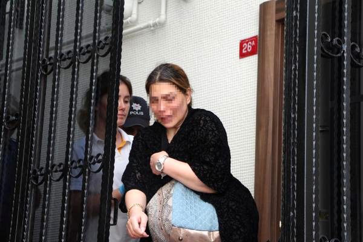 Şişli\'de eşiyle kavga eden yaralı kadın olay yerinde gazetecilere tepki gösterdi