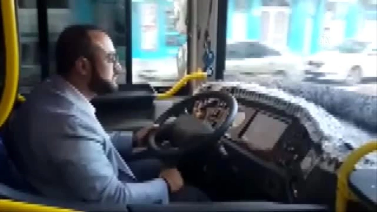 Şoförü geciken otobüsü belediye başkanı kullandı