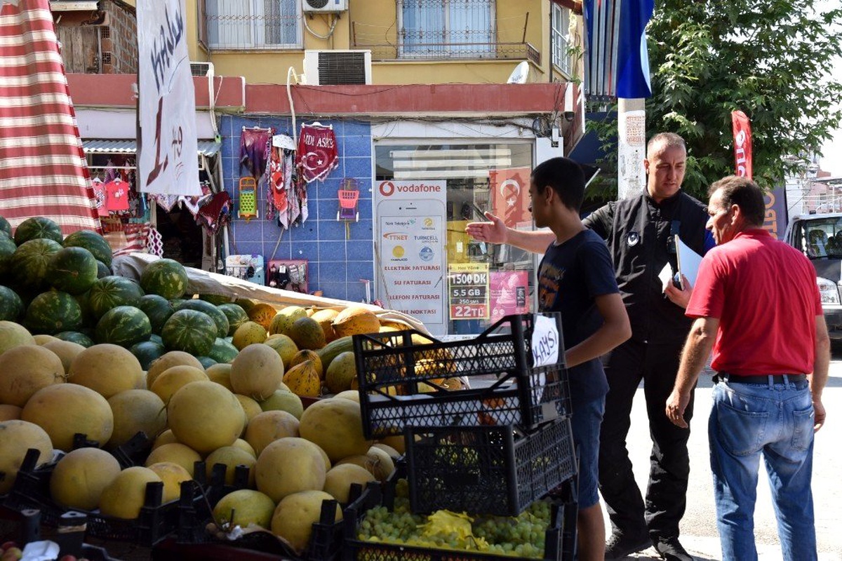 Toroslar zabıtası, kaldırım işgaline karşı denetim yaptı