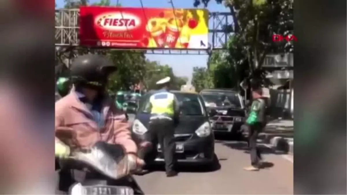 Trafik polisi, kırmızı ışıkta geçen otomobilin kaputuna çıktı