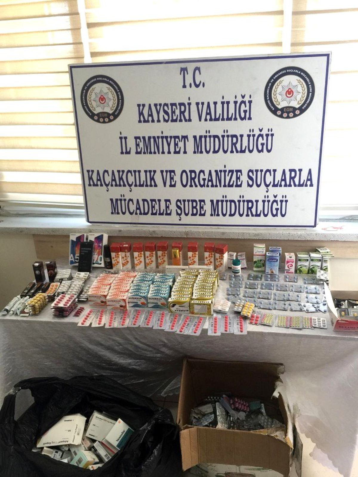 Tuhafiye mağazasında cinsel içerikli hap ele geçirildi