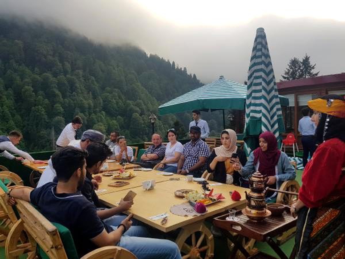 Turistlere, en iyi çayı demlemenin tarifini veriyor