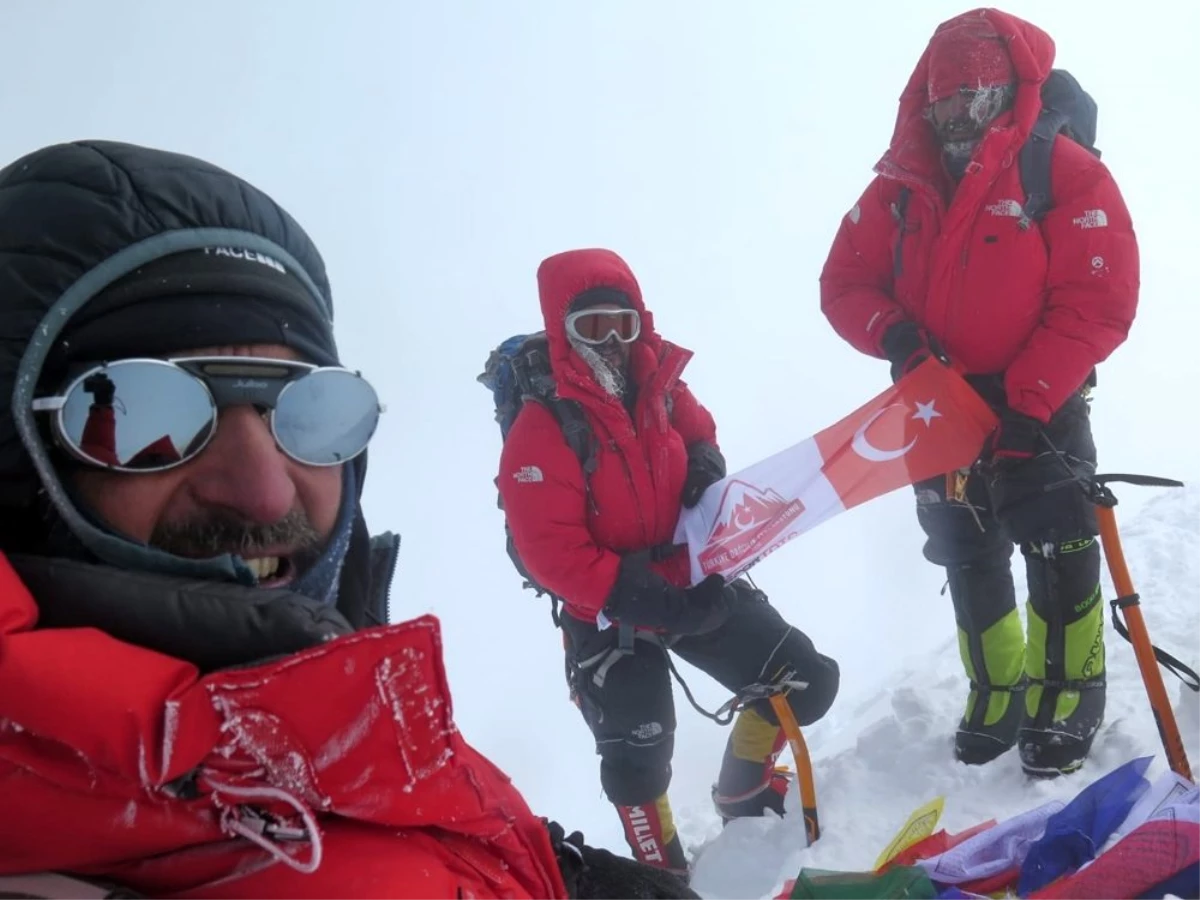 Türk Dağcılar 8058 metrelik Gasherbrum 1 Dağı\'nın Zirvesi\'nde bayrağımızı dalgalandırdı