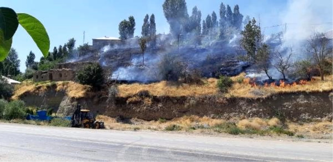 Üzüm bağındaki yangını askerler su tankeriyle söndürdü