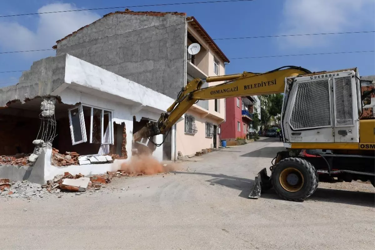 Yüksek gerilim hattı altındaki kaçak binalar yıkıldı