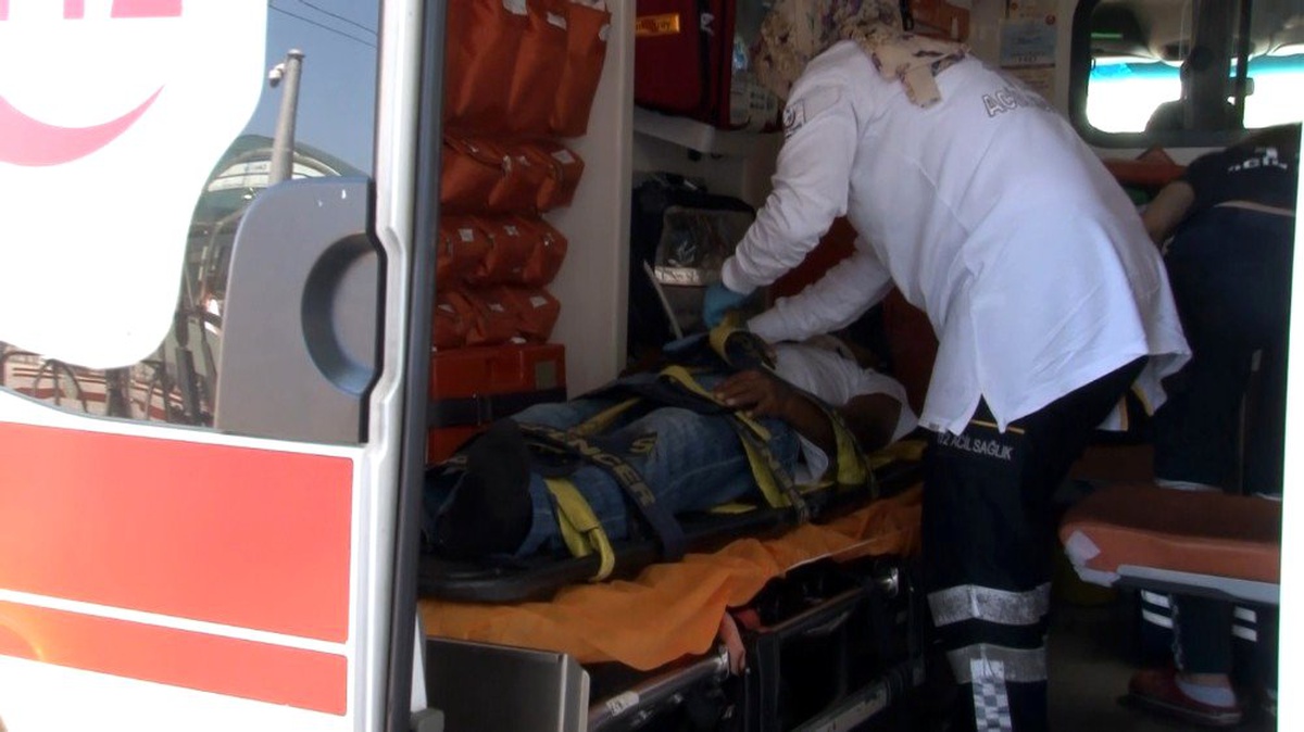 Zabıtadan kaçan seyyar satıcıya taksi çarptı