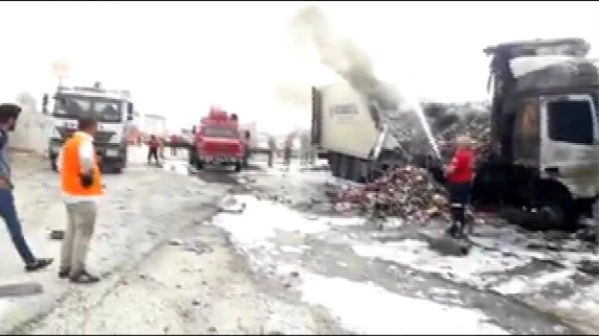 Adana\'da çarpışan tır ve kamyon yandı