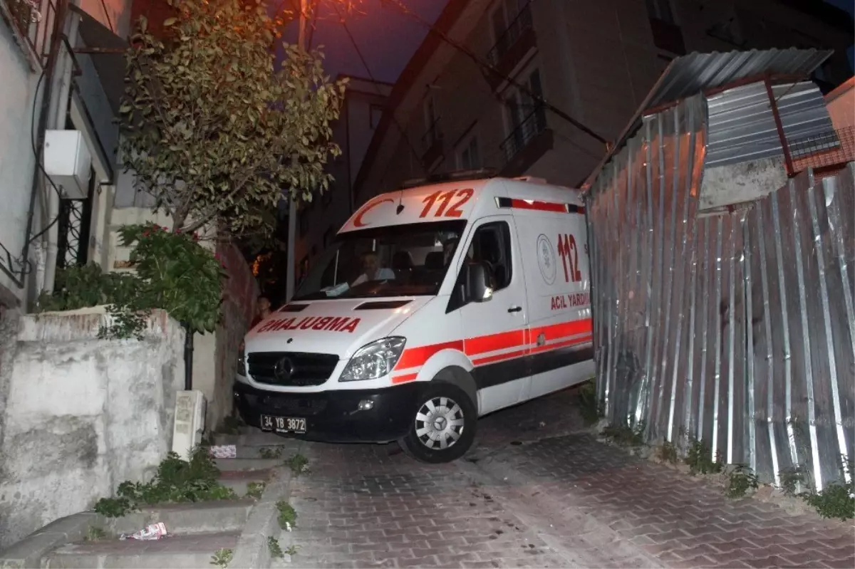 Ambulans askıda kaldı, vatandaşlar üzerine çıkarak dengede tutmaya çalıştı