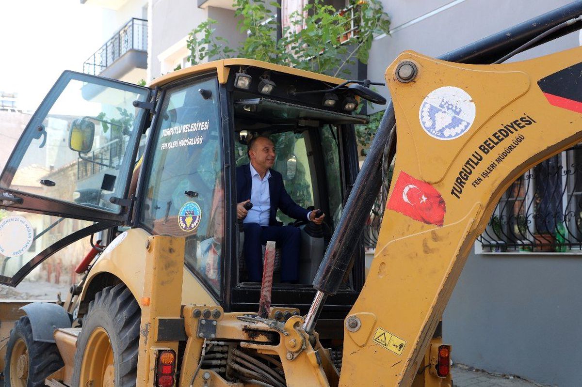Başkan Akın direksiyon başına geçti işçilere yardımcı oldu