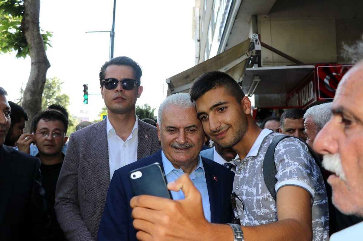 Binali Yıldırım meyan şerbeti içti, vatandaşa kayısı dağıttı
