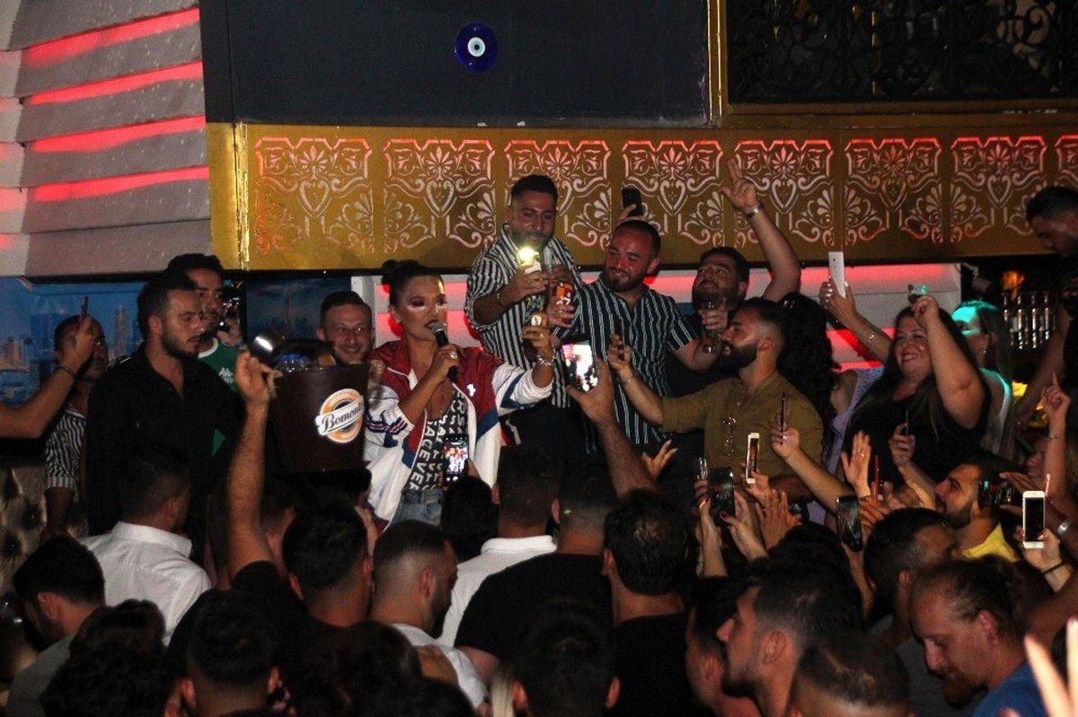 Bodrum\'da Demet Akalın izdihamı