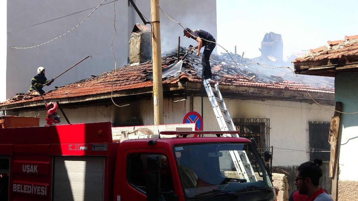 Boş evde çıkan yangın paniğe sebep oldu