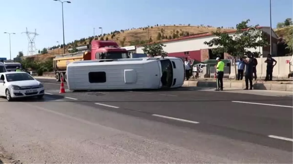 Elazığ\'da tır ile minibüs çarpıştı: 3 yaralı