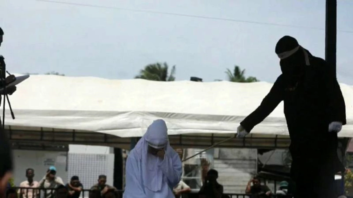 Endonezya\'nın Şeriat ile yönetilen eyaleti Açe\'de 11 kişi zina suçu sebebiyle kırbaçlandı