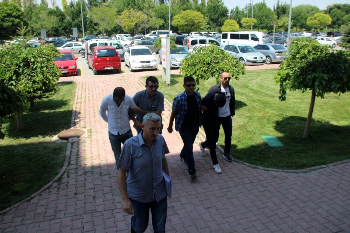Hastaneden çaldıkları televizyonları çöp konteyneri ile çıkarttılar