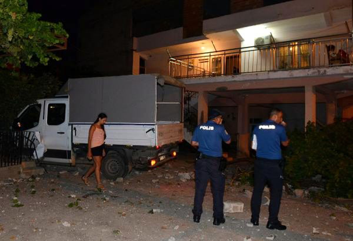 Kamyonet evin bahçesine daldı
