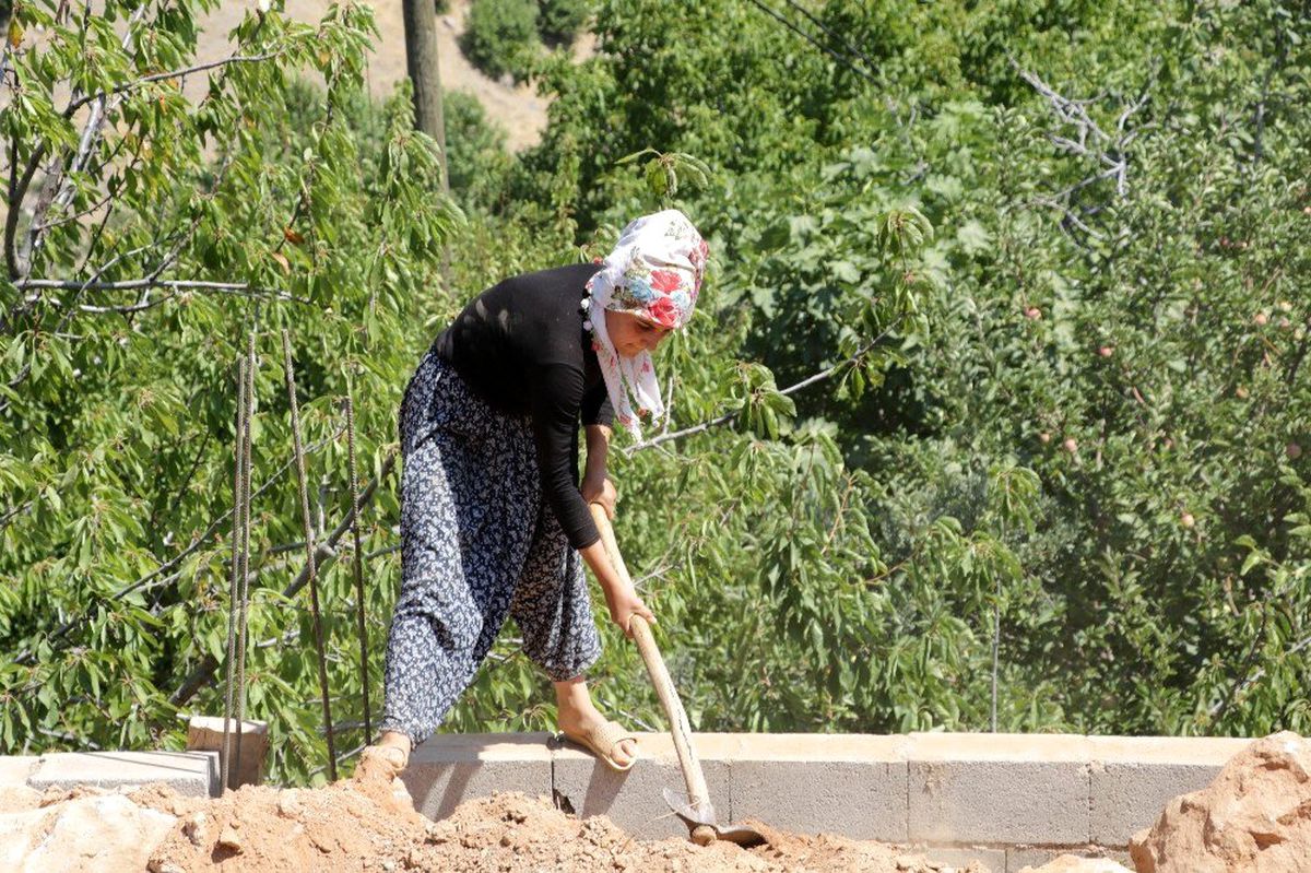 Kız kardeşler inşaatta çalışıyor
