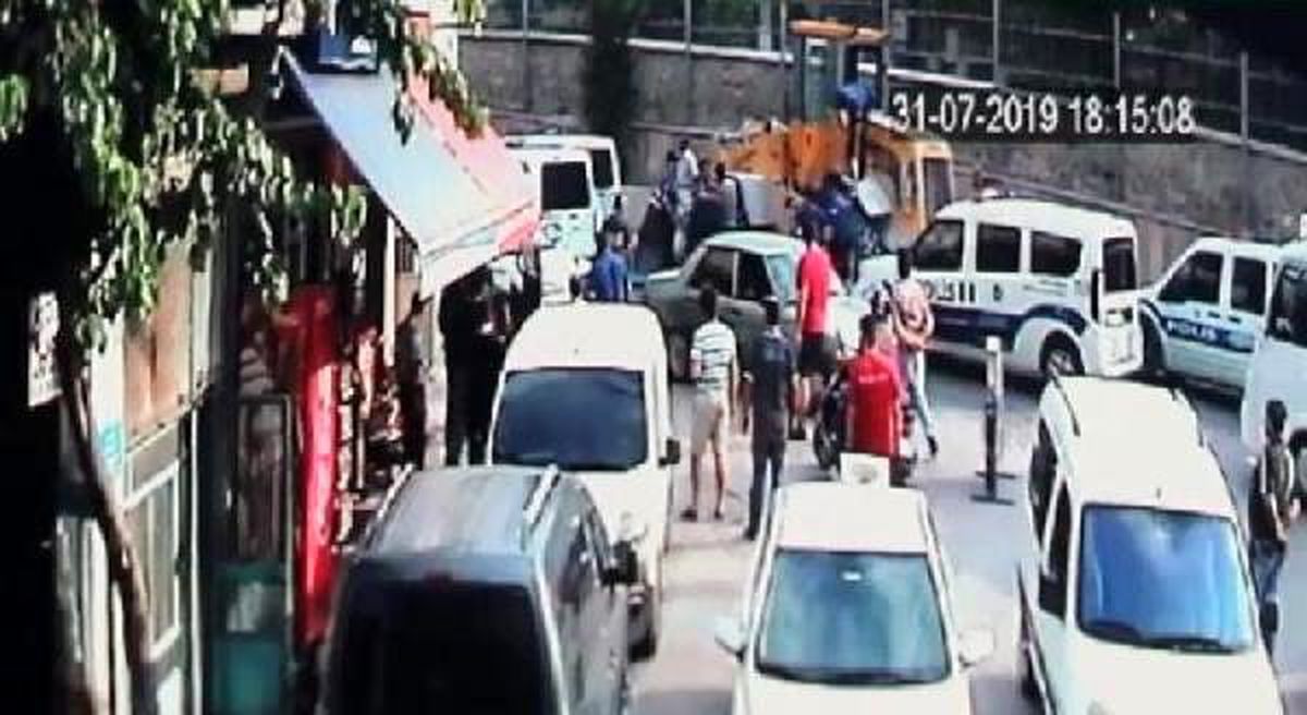 Maaşını alamayınca hem kepçeyi hem de polis memurunu kaçırdı