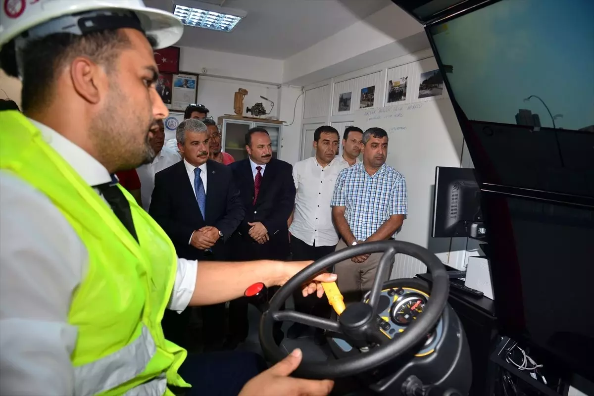 Meslek eğitim merkezi öğrencilerine forklift simülatör aracı