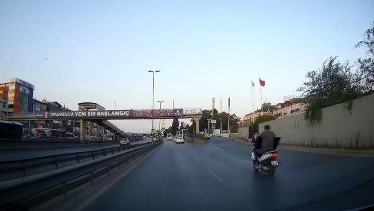Motosikletlinin televizyonla tehlikeli yolculuğu kamerada