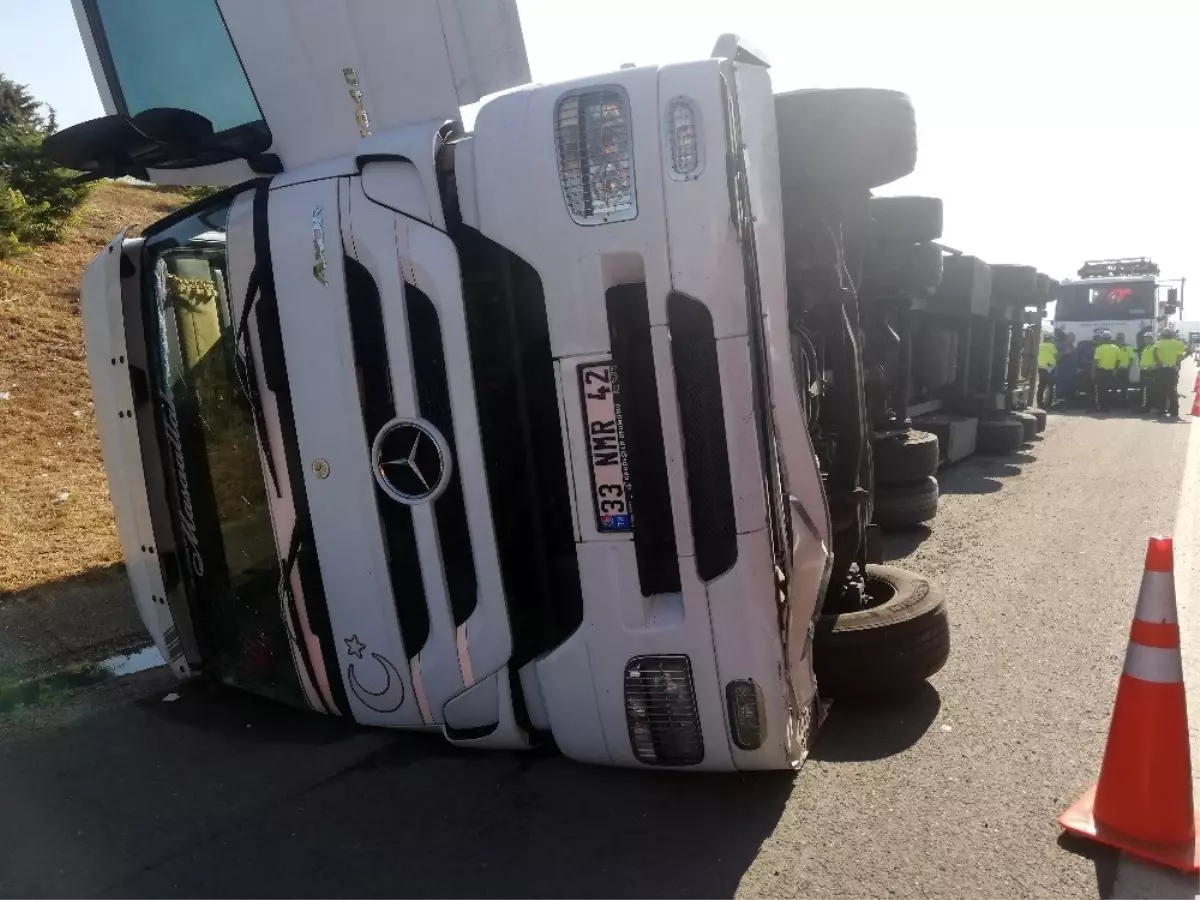 (Özel) Selimpaşa TEM\'de tır devrildi, yoğun trafik oluştu