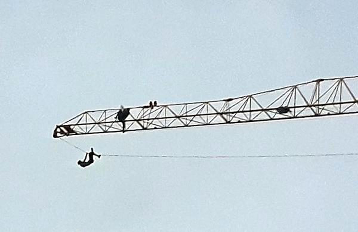 Parasını alamayan işçi, vince çıkarak eylem yaptı