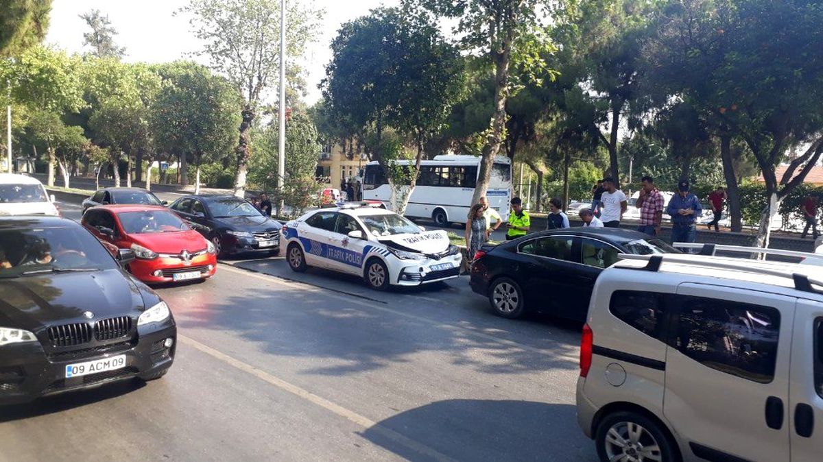 Polis ortada kaldı, 5 araba birbirine girdi