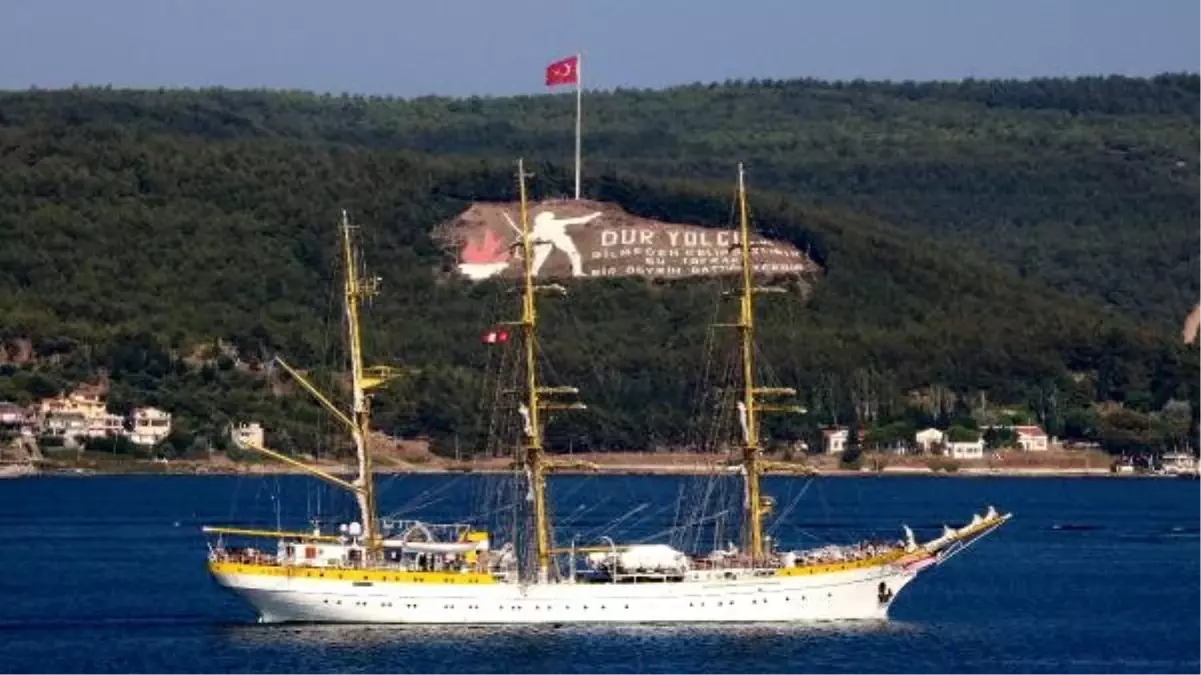 Rumen askeri okul gemisi, Çanakkale Boğazı\'ndan geçti