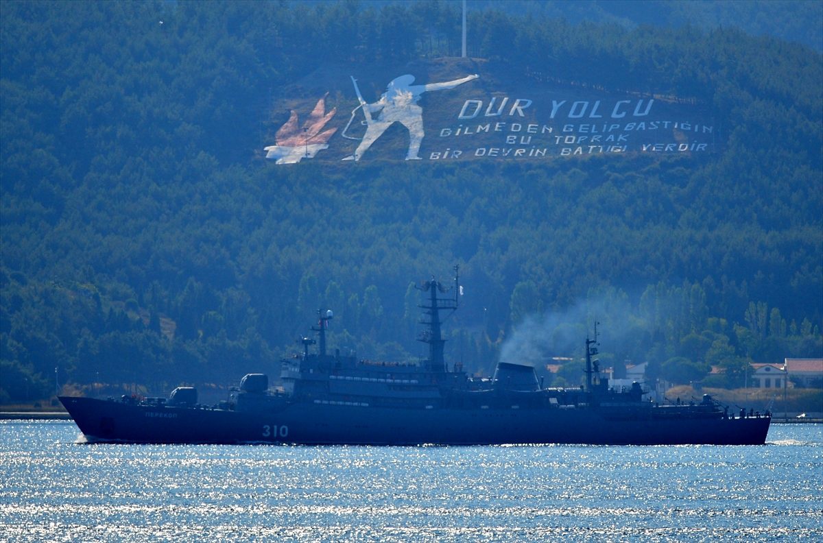 Rus askeri gemisi Çanakkale Boğazı\'ndan geçti