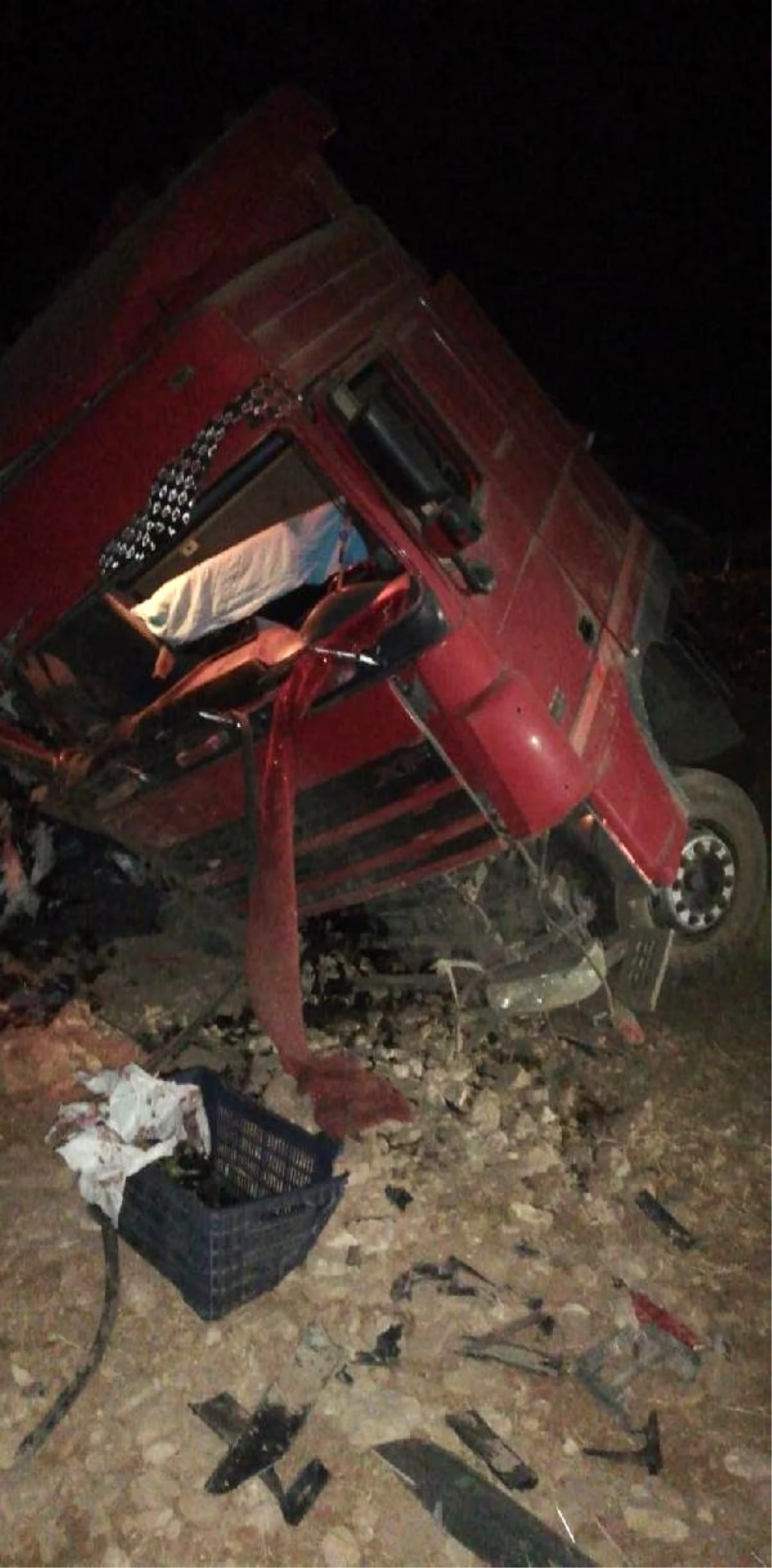 Şarampole devrilen kamyondaki 2 kişi yaralandı