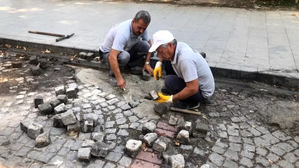 Şehzadeler\'de bozulan yollar bakıma alındı