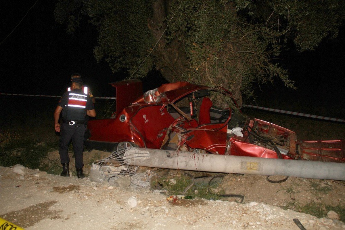 Seydikemer\'de kontrolden çıkan otomobil elektrik direğine çarptı: 2 ölü, 2 yaralı