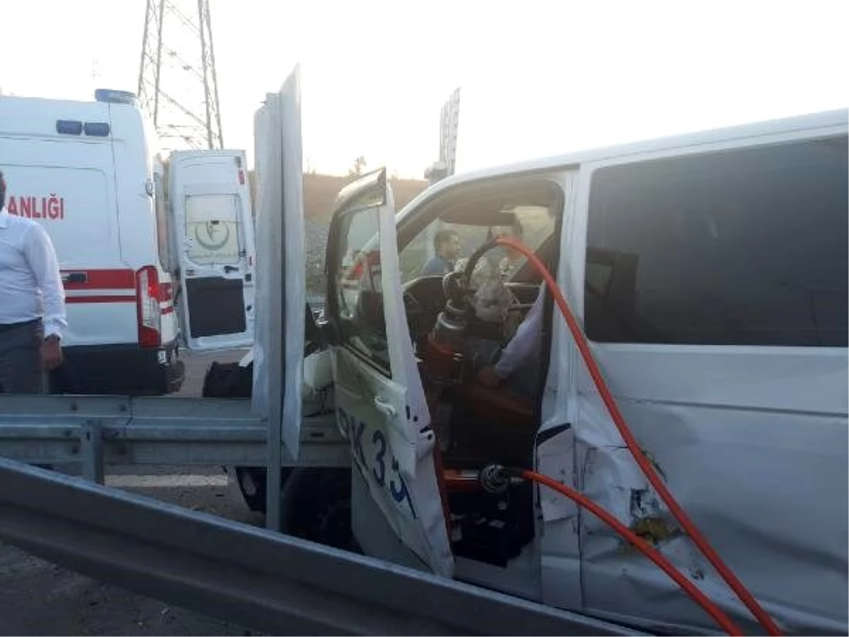 Sultangazi\'de İETT otobüsü minibüse çarptı: 1\'i ağır, 6 yaralı