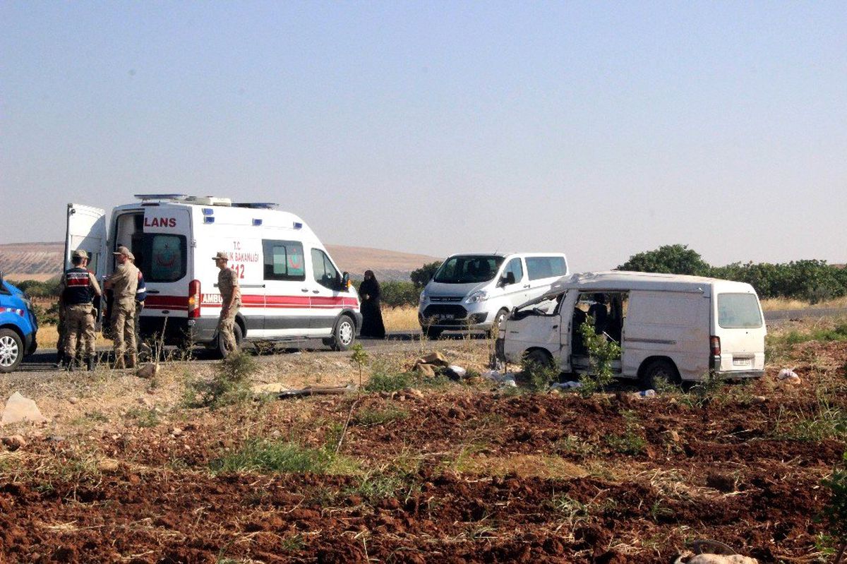 Tarım işçisi göçmenleri taşıyan minibüs devrildi: 2 ölü, 20 yaralı