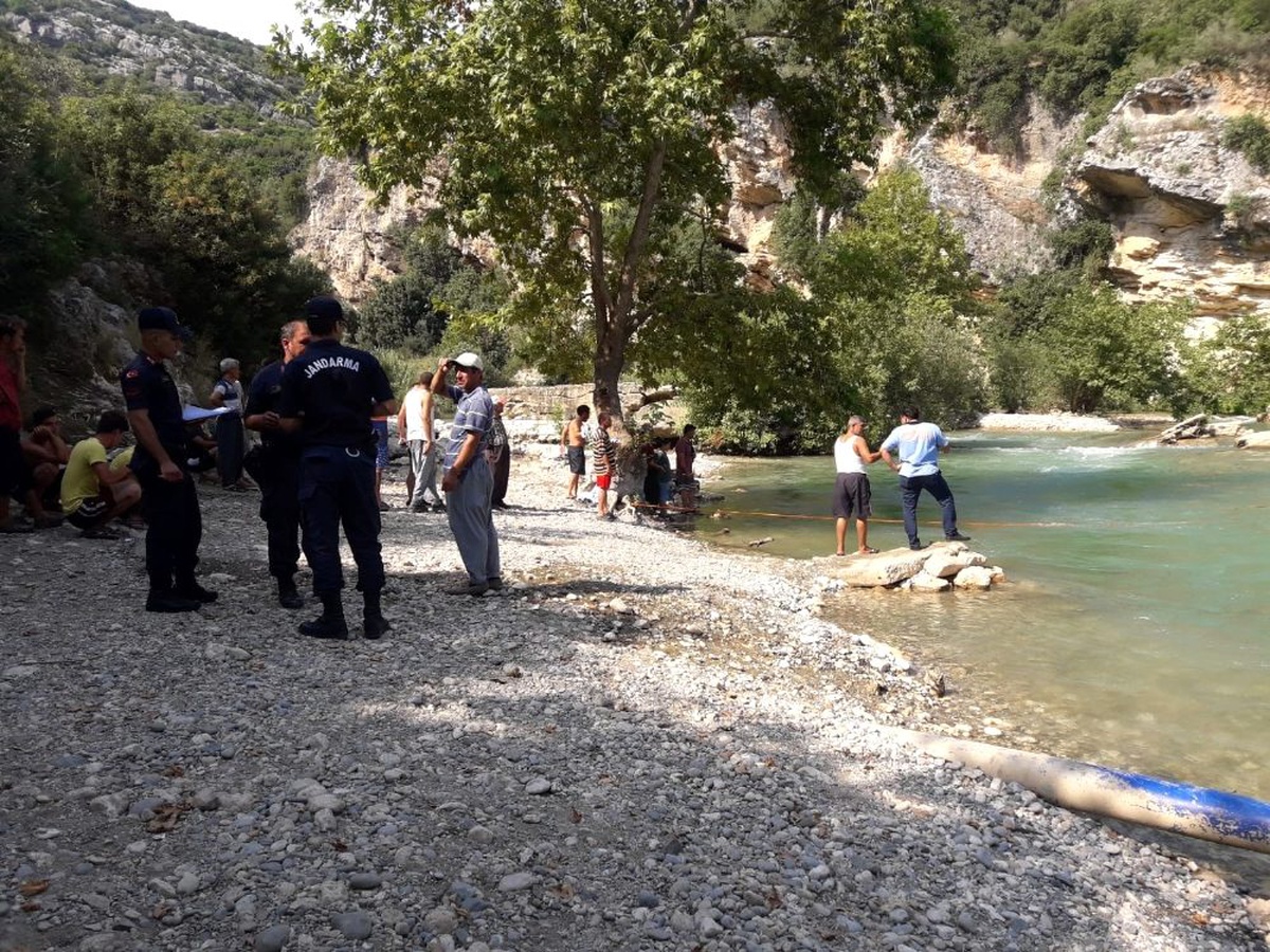 Tarsus\'ta gölete giren genç boğuldu