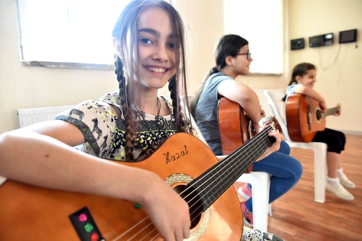 Tepebaşı Belediyesinden çocuklara gitar kursu