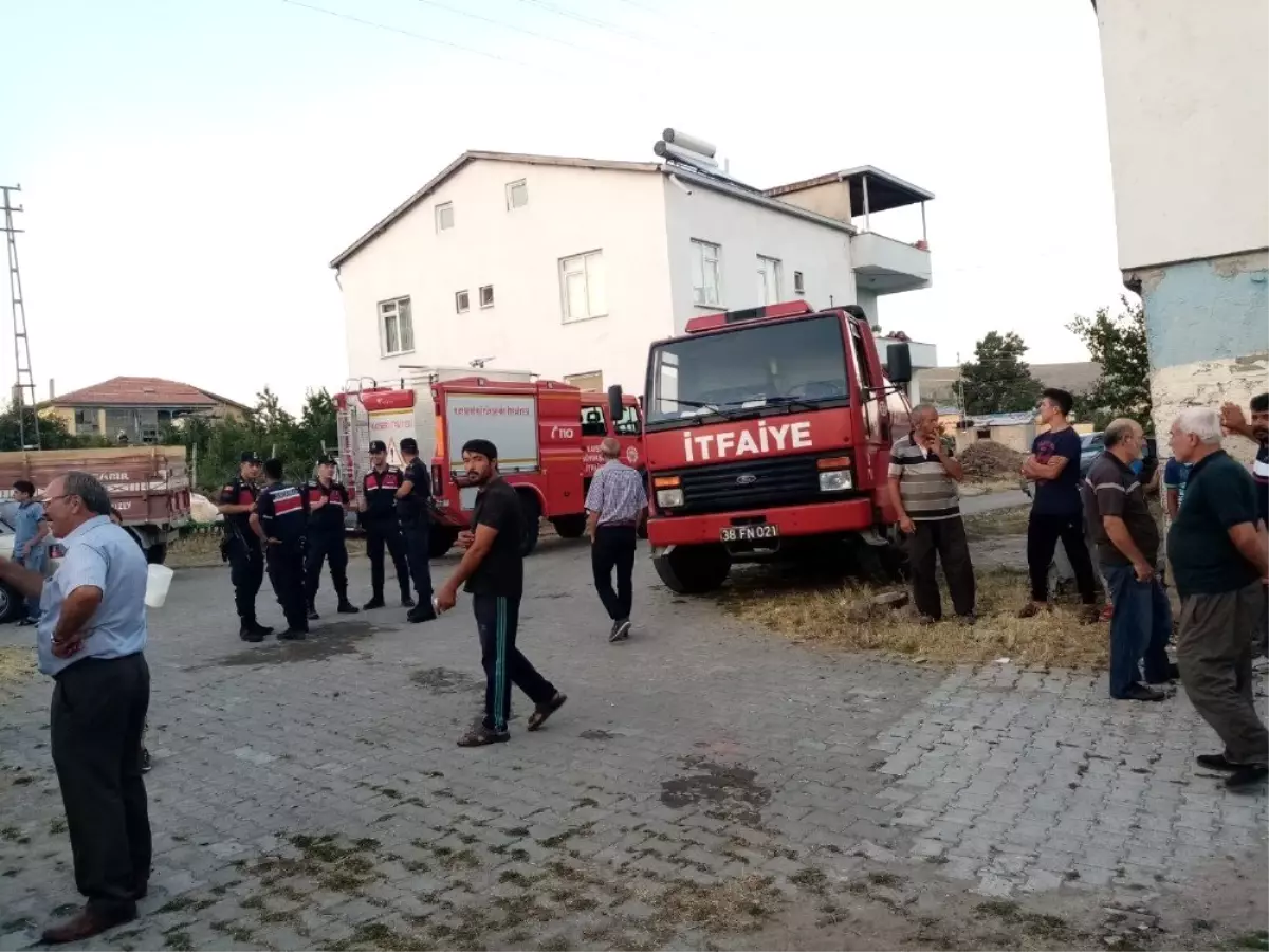 Tomarza\'daki balya yangını 8 saat sonra söndürüldü