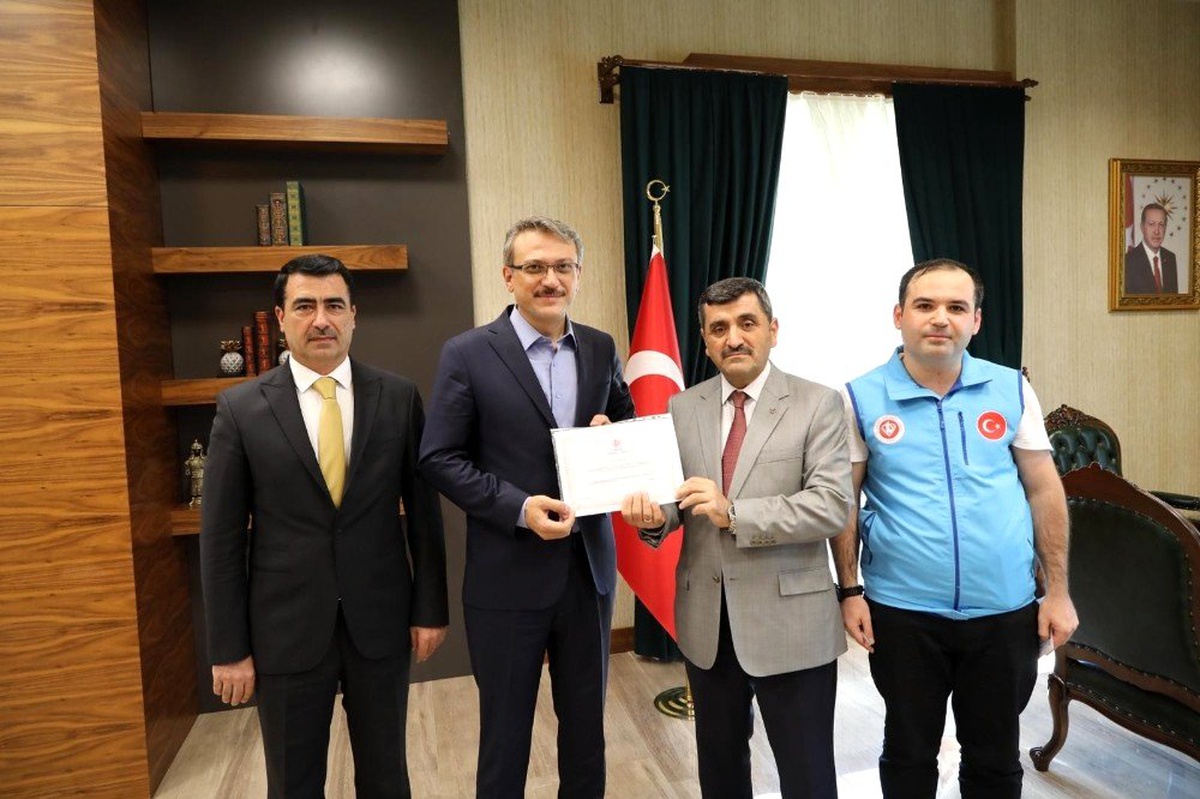 Vali Ekinci, kurban bağışında bulundu