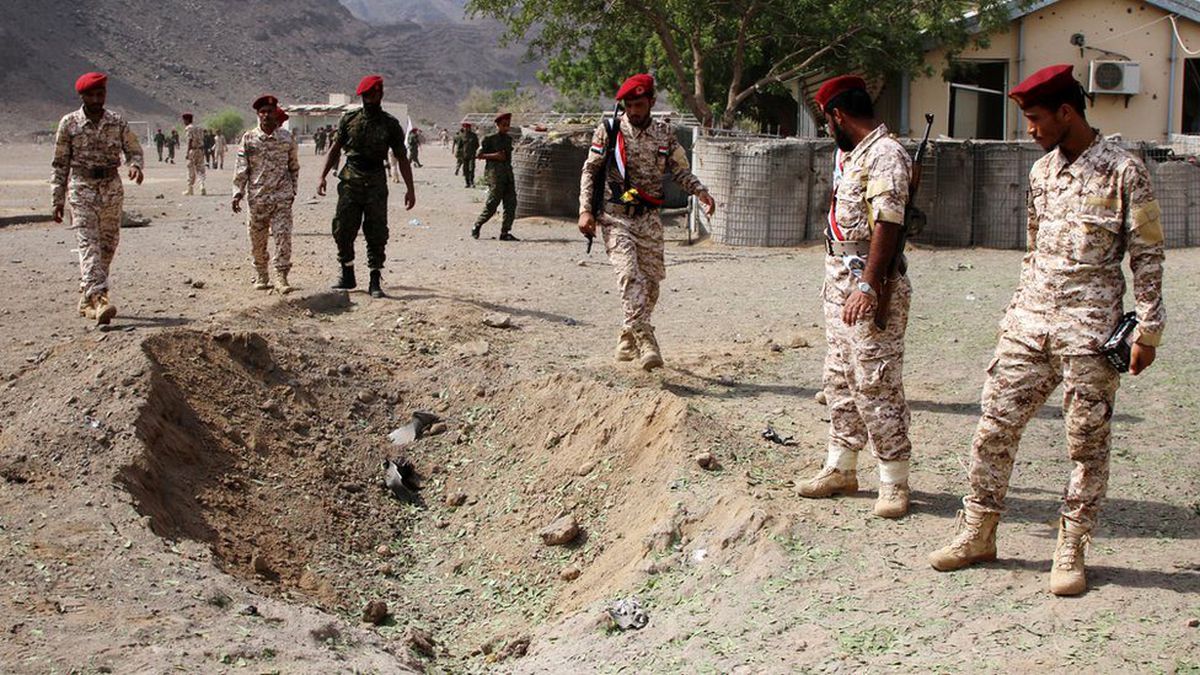 Yemen\'de Husiler askeri törende saldırı düzenledi: En az 32 ölü