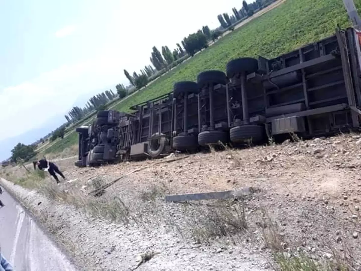 Yoldan çıkan tır şarampole devrildi: 1 yaralı