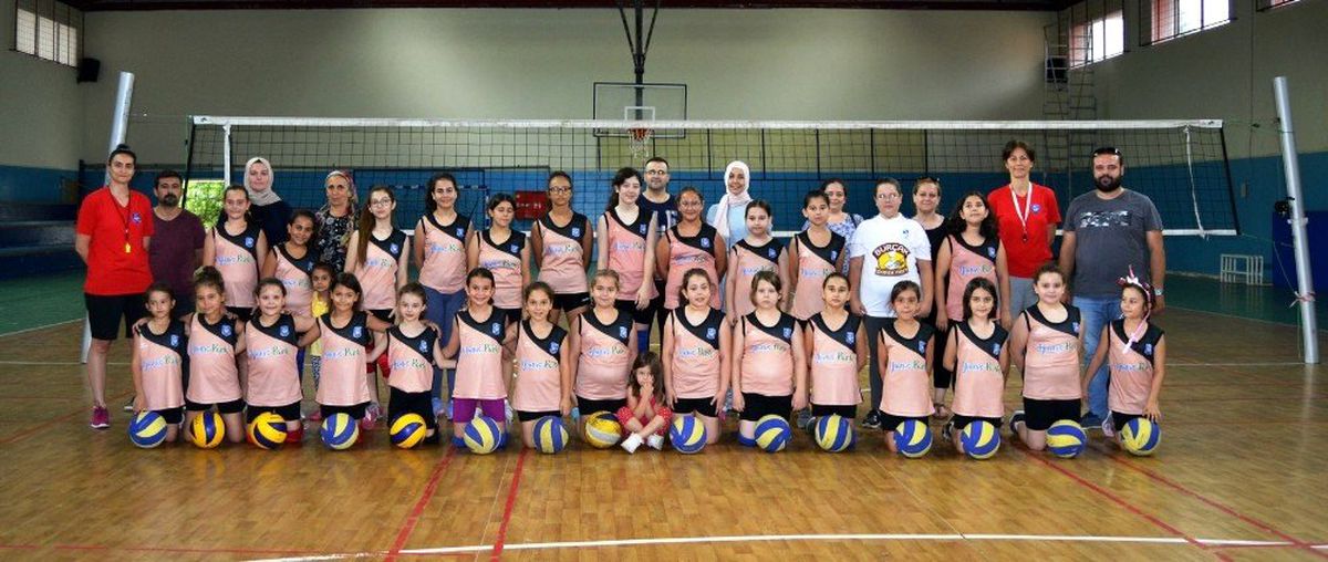 Yunusemre\'de voleybol yaz kursu devam ediyor