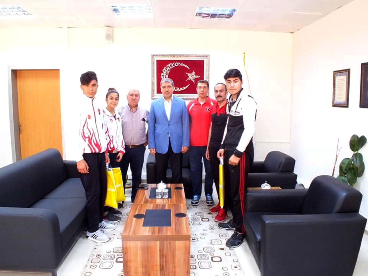 Başarılı sporculardan Müdür Tunç\'a ziyaret