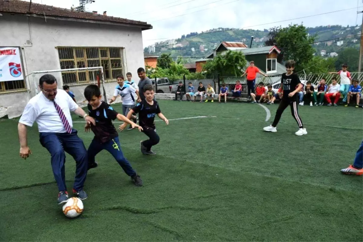 Başkan Genç, Trabzonspor\'un 52. kuruluş yıldönümünü çocuklarla birlikte kutladı