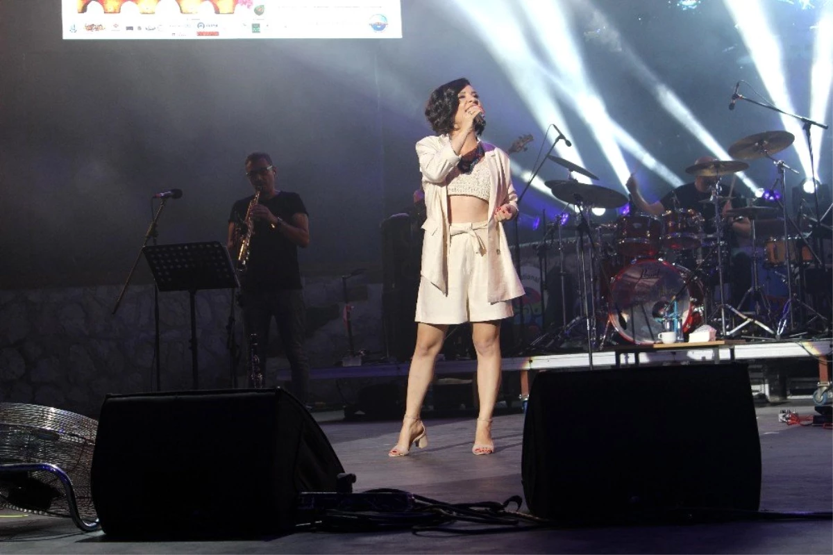 Büyükçekmeceliler Fatma Turgut konseriyle doyasıya eğlendi